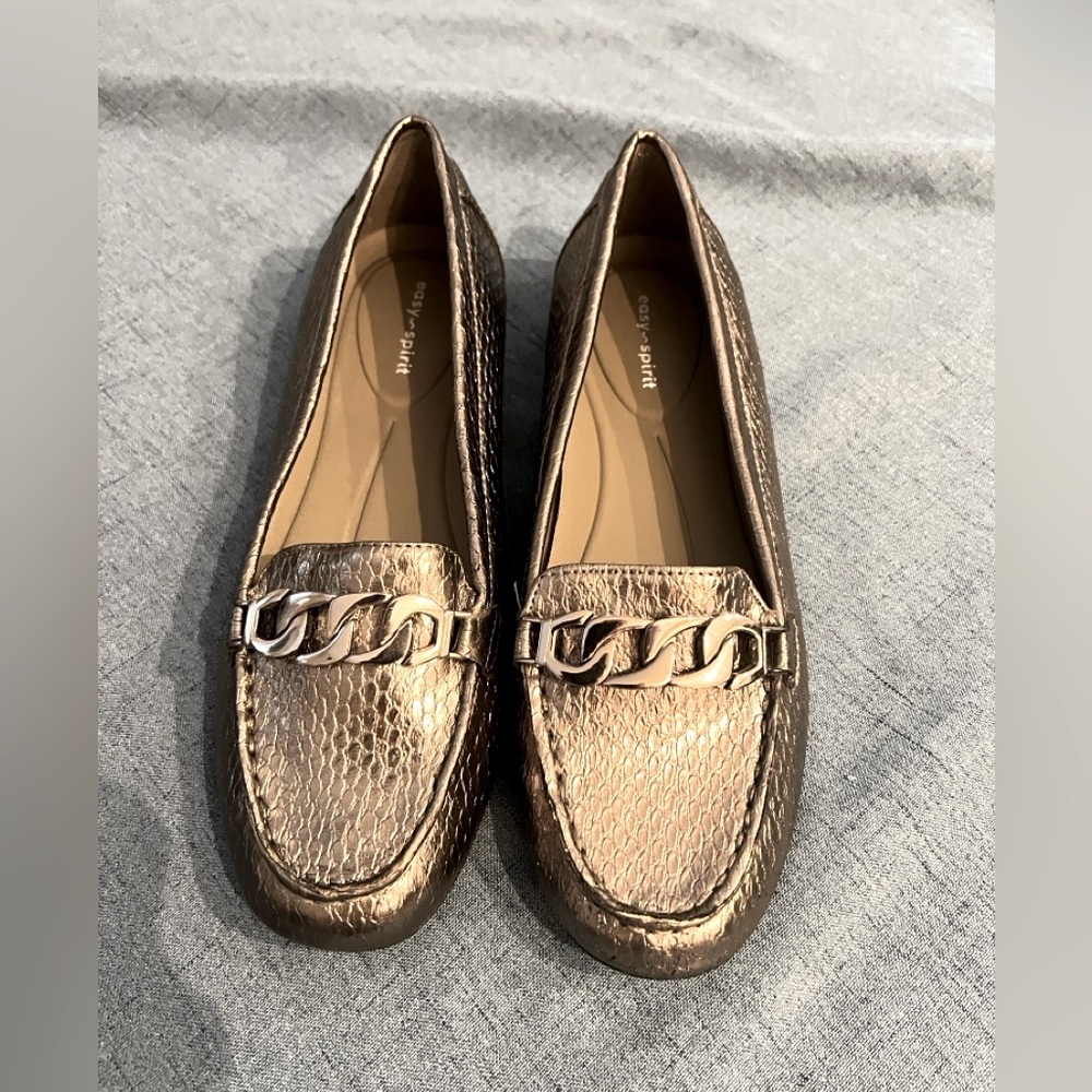 NWOT. Easy Spirit Antiria Flats Pewter, 7M.